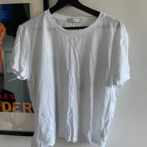 Tshirt  - Vit tshirt från Nakd med tryck på baksidan. Supercool detalj!! 