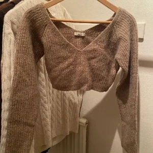 Gina tricot  - Säljer nu den här snygga populära stickade croppade toppen från ginatricot! Slutsåld💕storlek xs och jätte bra kick