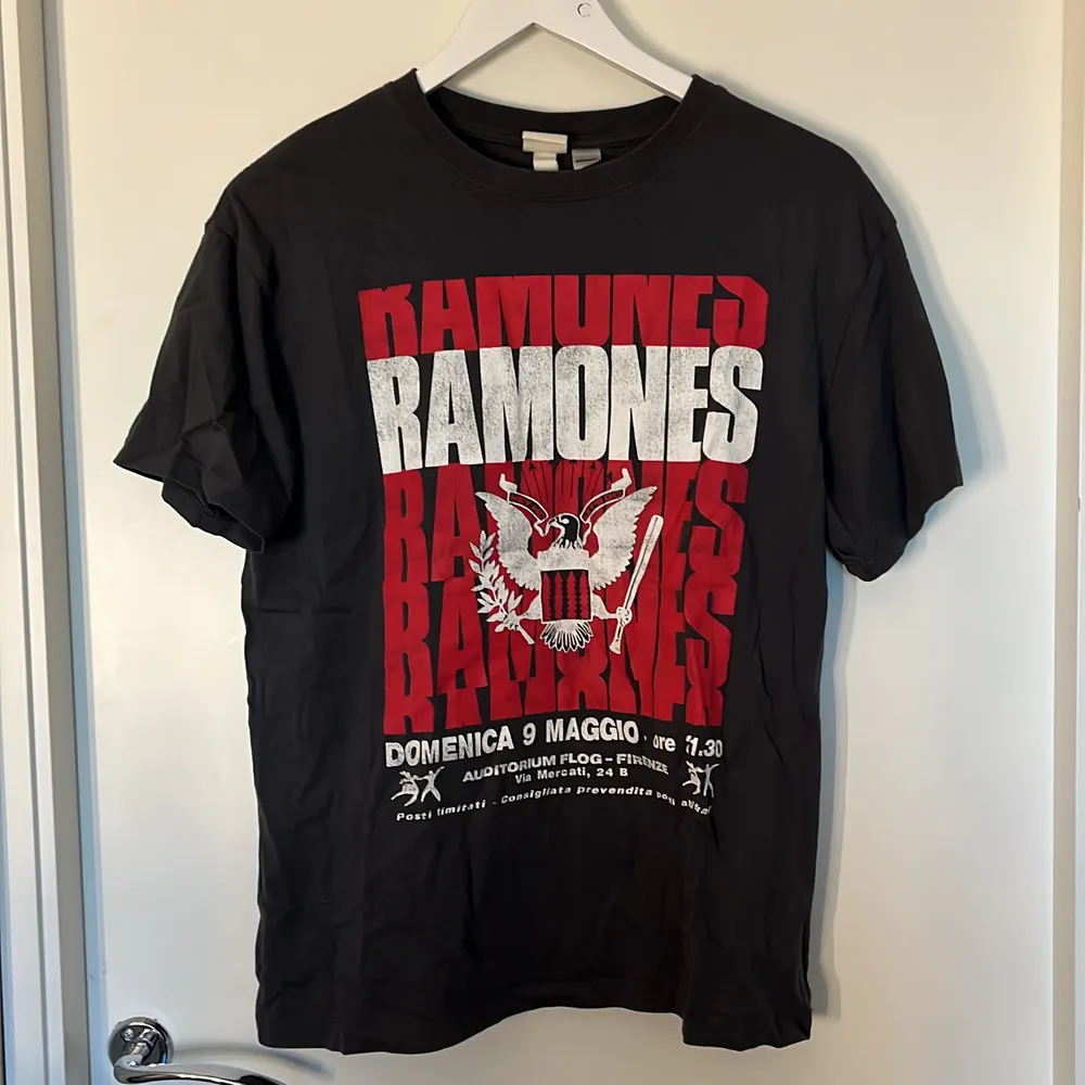 Ramones t-shirt från hm i storlek s, väldigt bekväm, lite skrynklig på bilden dock❣️ (köp ej direkt). T-shirts.