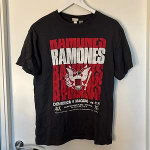 Ramones t-shirt från hm i storlek s, väldigt bekväm, lite skrynklig på bilden dock❣️ (köp ej direkt)