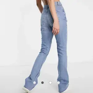 Jättefina långa, HELT NYA, jeans från asos🤍 välj helst inte köp nu!