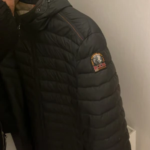 Parajumper dunjacka - Jag säljer min dunjacka som är köpt i januari. Jag köpte den i NK för 4799kr. bra skick. Den är i XL, jag är i M gick up 2 storlekar för att den är liten i storleken och för att jag ska kunna ha på mig tjocka kläder under.Vid snabbaffär kan pris diskutera