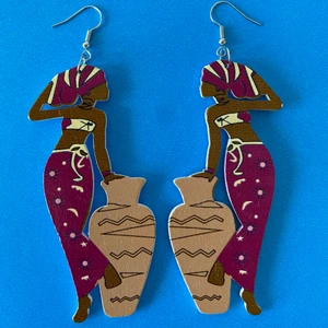 Fantastiska afrikanska träörhängen 💛 - Nickelfria krokar och fri frakt 💛