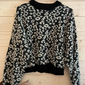 Stickad tröja - Svart vit stickad tröja i leopardprint. Väldigt mjuk i tyget