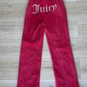 (LÅNAD BILD) jag säljer ett par röda juciy byxor med diamanter. Söker dom för att dom inte används och har inte används på länge. ❤️