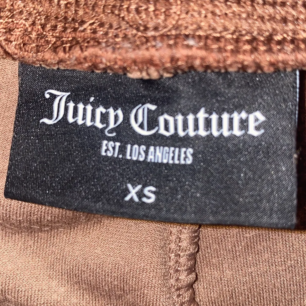 Säljer dessa juicy couture då de inte används längre.  De sitter super fint på mig som har xs, använda några få gånger. Priset går att diskutera . Jeans & Byxor.