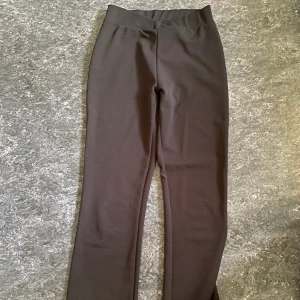 Svarta byxor - Skönt material. Lite större i benen. Fint skick