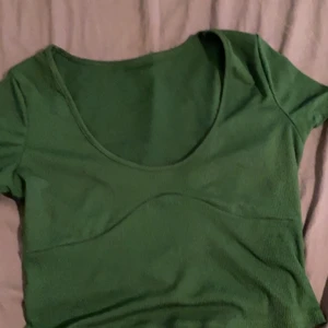 SHEIN stork s - En grön magtröja bra passform använd någon gång. Köpare står för frakt 20+frakt