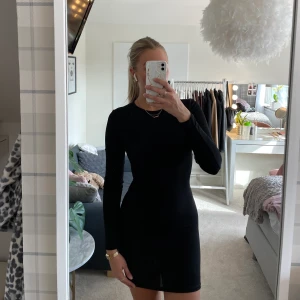 Snygg klänning - Snygg klänning som kan användas till mer festliga tillfällen. Denna är öppen i ryggen och ihopdragen vid rumpan, vilket format väldigt fint❣️