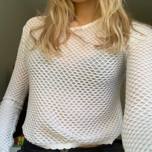 Zara tröja - Hej hej säljer denna fina zaratröja som är så himla fin typ utomlands eller till fest!❤️ Jag har en svart bh på bilden men passar nog bättre med en ljus!