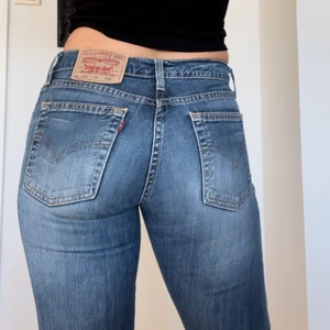 Vintage Levis 529  - Så fina lågmidjade Levis 529, riktig vintage! 🦋 De är bootcut på dem. Färgskillnaderna på vissa ställen pga ålder.. W28 L36  !