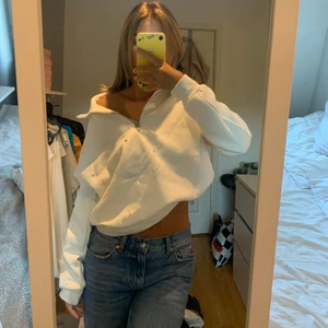 Tjocktröja - Jätte fin tjocktröja med zip som är sparsamt använd, jätte mysig nu till vinter/höst