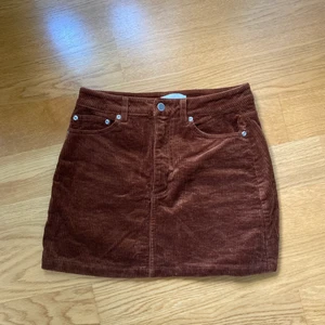 Brun Manchester kjol - Brun Manchester kjol, 60/70 tals vibe, älskar den så extremt mycket men tyvärr har den blivit förliten, frakten är inräknat i priset✨