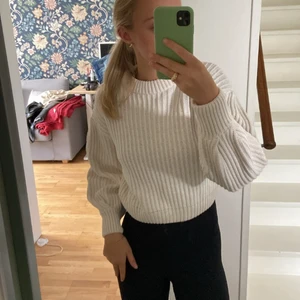 Vit stickad storlek xs  - Säljer denna jätte snygga stickade vita tröjan!! Köpt från nakd och är i storlek xs💕 säljer pågrund av att den är lite för liten för mig (köparen står för frakt) 