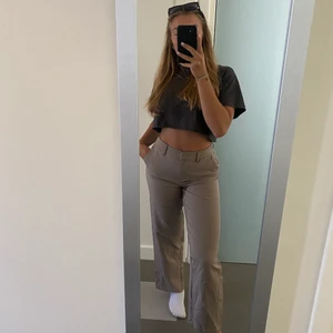 Zara kostymbyxor  - Ljusgrå/bruna kostymbyxor som använts endast ett fåtal ggr men som blivit för små🤎