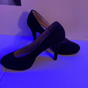 Skor - Säljer mina svarta klackskor från HM för dem är för små, nästan helt oanvända med köpte dem för nått år sen så frf som nya, skriv för med information 