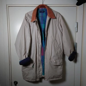 GANT-jacka - Superfin beige jacka från GANT med skinndetaljer och rutigt foder. Några små fläckar vid ena fickan som jag TROR går att få bort om en vill, syns på sista bilden. Storlek L men toppen som oversize 🌿