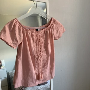 Rosa blus topp - Säljer denna söta rosa blus toppen. Använt den endas vid ett tillfälle och är därmed i fint skick.