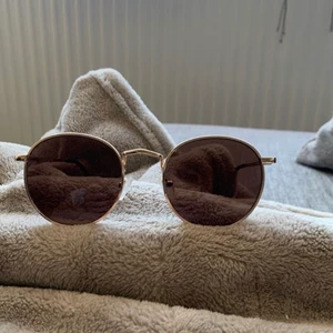 Solglasögon  - Säljer ett par solglasögon. Använda några få gånger. Från Gina Tricot 