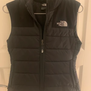 North face väst - Säljer min north face väst då den ej kommer till använding! Använt 1-2 gånger🌸 Storlek xs och passar mig som vanligtvis har xs-s i kläder.  (KÖP EJ DIREKT)