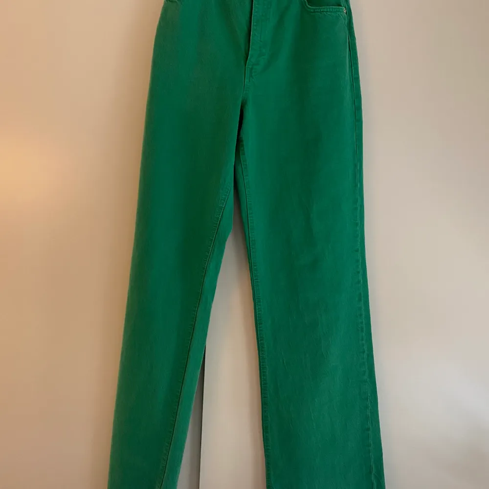 Ett par gröna jeans från zara med straight fit, som aldrig kommit till användning. Hör av dig vid frågor eller fler bilder!. Jeans & Byxor.