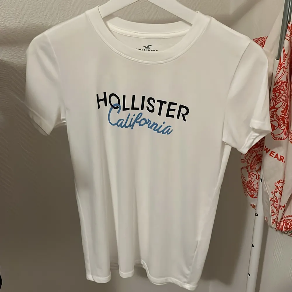 Jättefin vit hollister t-shirt i storlek xs. ”Köp nu” eller privat via swish går bra.🫶. T-shirts.