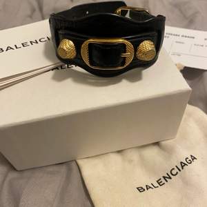 Svart läderarmband ifrån Balenciaga med gulddetaljer. Använd ett fåtal gånger, väldigt bra skick!♥️♥️ pris kan diskuteras vid snabb affär