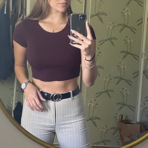 Croptop - Croppad tshirt. Vinröd. Klippt själv