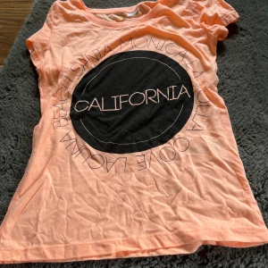 Orange t-shirt  - Använt ett få tal gånger 