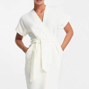 Helt ny vit klänning från ASOS! Klänningen är aldrig använd och lappar sitter på. Storlek 40 