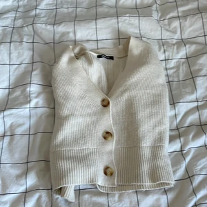 kofta - säljer en kofta från Ginatricot❤️ nypris 249kr o säljer för 90❤️ säljer pga rensar gaderoben. köparen betalar frakt