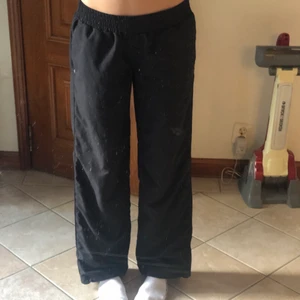 Lågmidjade byxor - Lågmidjade svarta byxor som jag säljer då jag är i behov av pengar. Funkar på mig som är 168 cm. 