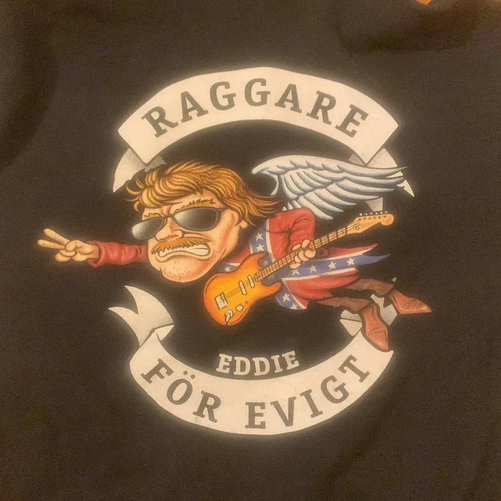 Säljer denna hoodie av Eddie Meduza då den inte är min stil längre. På trycket står det ”Raggare för evigt”, trycket är på både framsidan och baksidan. Bra kvalite då den inte har används många gånger.. Övrigt.
