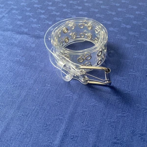 Skärp  - Jag säljer detta genomskinliga skärpet. Det är i ny skick jag kommer inte ihåg vart jag köpte den men den är aldrig använd💕💕 Du står vid frakten💕