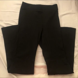 Utsvängda tights - Utsvängda tight som är jättesköna men jag har tröttnat på dem, materialet är i bra skick. (Skriv för mer bilder)