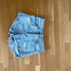 Shorts - Jeansshorts från H&M i storlek 34. Bilderna är tagna i olika ljus, därav färgskillanden men jag skulle säga att färgen är som på den första bilden