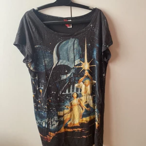  T-shirt  - Aldrig använd  Sitter okej  Håller ej värmen 