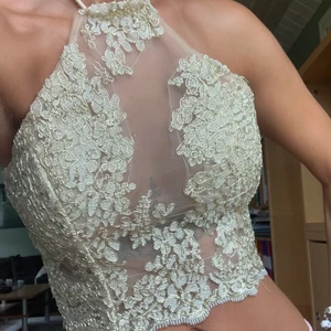 Mesh top med gulddetaljer  - Mesh top med gulddetaljer, använd sparsamt. 🌹
