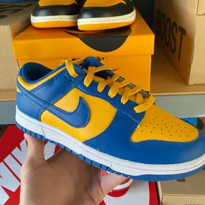 Nike Dunk UCLA - Säljer nu dessa Nike Dunk UCLA som är köpta från SNKRS. De är storlek 40.5  Eu och helt nya och oanvända, hör av dig vid frågor eller i behov av fler bilder