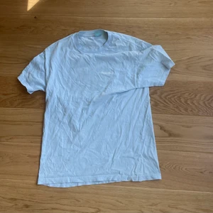 GOLF WANG T shirt  - GOLF WANG ”Save the bees” tshirt. Köpt från golf wangs hemsida för 2 år sedan. Sparsamt använd, mycket fint skick.  Size L, säljes för 200kr. Priset är diskuterbart!