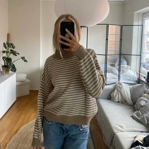 Stickad tröja - Stickad tröja från nakd i storlek xs. Nästintill oanvänd. Pris går att diskutera och skriv om du är intresserad❤️