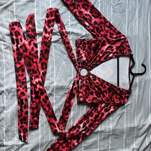 Röd leopard - Hej! Jag säljer denna tröja för att jag aldrig använt den. Den har ett jätte lent material och långärmad. Den är urringad med långa snören du knytter runt rygg och mage.❤️