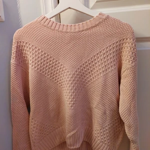 Rosa stickad tröja i xs - Säljer min rosa stickade tröja ifrån H&M. Tröjan är i xs och i mycket fint skick. Knappt använd.
