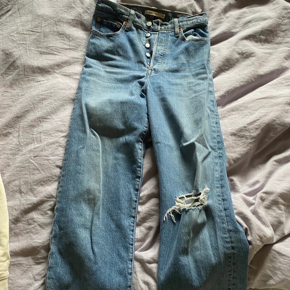 Så snygga jeans från Levis som inte kommer till användning! Hör av er för fler bilder ❤️‍🩹. Jeans & Byxor.