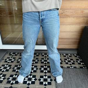 Hej! Säljer dessa midrise straight jeans från Otherstories i väldigt bra skick! Storlek 26 men passar bra på 27 också. Köpte för 790kr i butik. Säljer då jag precis fått ett par liknande! Hör av er vid intresse eller frågor💕
