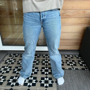 &OtherStories Jeans - Hej! Säljer dessa midrise straight jeans från Otherstories i väldigt bra skick! Storlek 26 men passar bra på 27 också. Köpte för 790kr i butik. Säljer då jag precis fått ett par liknande! Hör av er vid intresse eller frågor💕