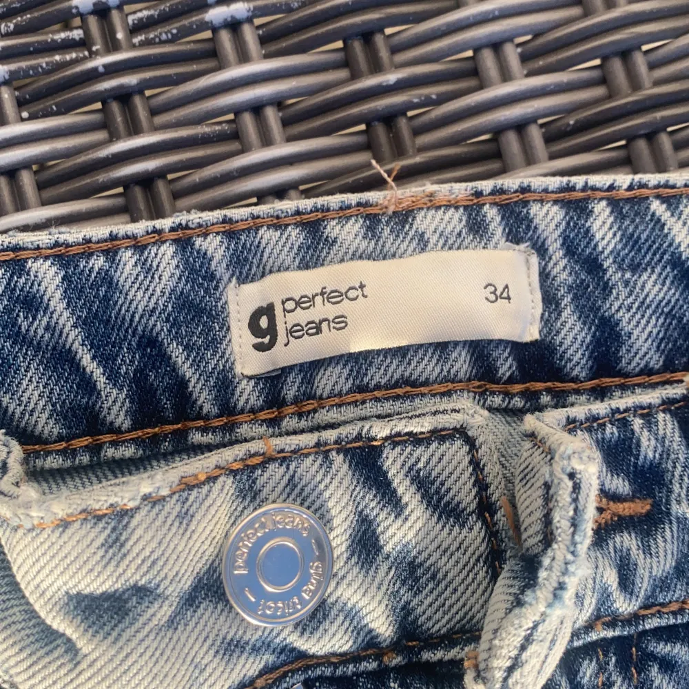 Snygga mom jeans den Gina i strl 34! Andvända fåtal gånger! . Jeans & Byxor.