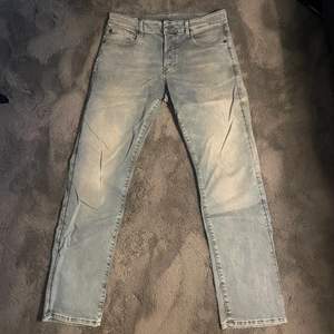 3301 Straight Leg Jeans Sköna jeans i stretch, använda 1 gång men de passade inte mig så bra. Köptes för 700 kr.