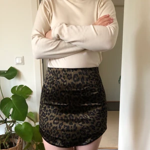 Minikjol - Leopardmönstrad minikjol från Zara. Väldigt snygg passform!