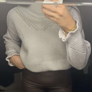 stickad tröja - Säljer denna as mysiga märkes tröjan som bara är använd en gång. ❤️❤️